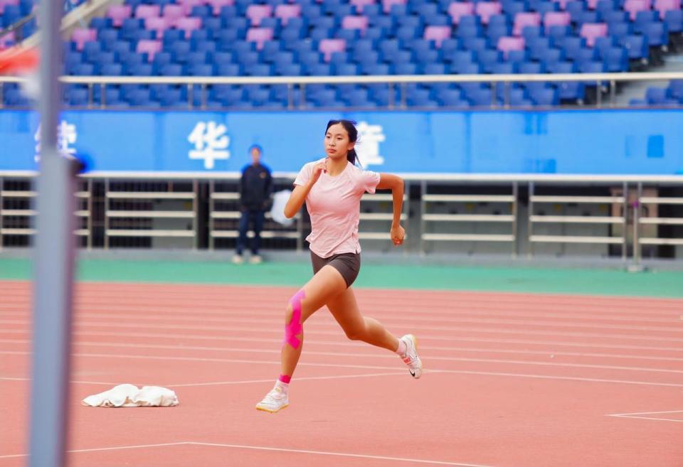 相比去年伤, 今年她又向 相比去年伤, 今年她又向